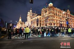 上海多个地标迎来跨年大客